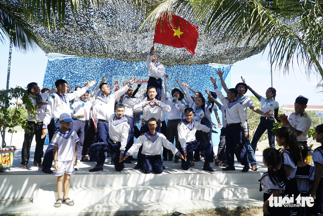 Thanh niên Việt Nam trên chuyến hành trình Vì biển, đảo quê hương năm 2024 - Ảnh: NGUYỄN HIỀN