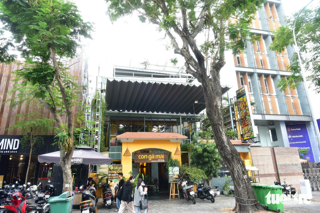 Khu đất tại địa chỉ 21-21A Trần Cao Vân (quận 1) bị hội đồng xét xử kê biên hiện là nơi kinh doanh ẩm thực - Ảnh: T.T.D.