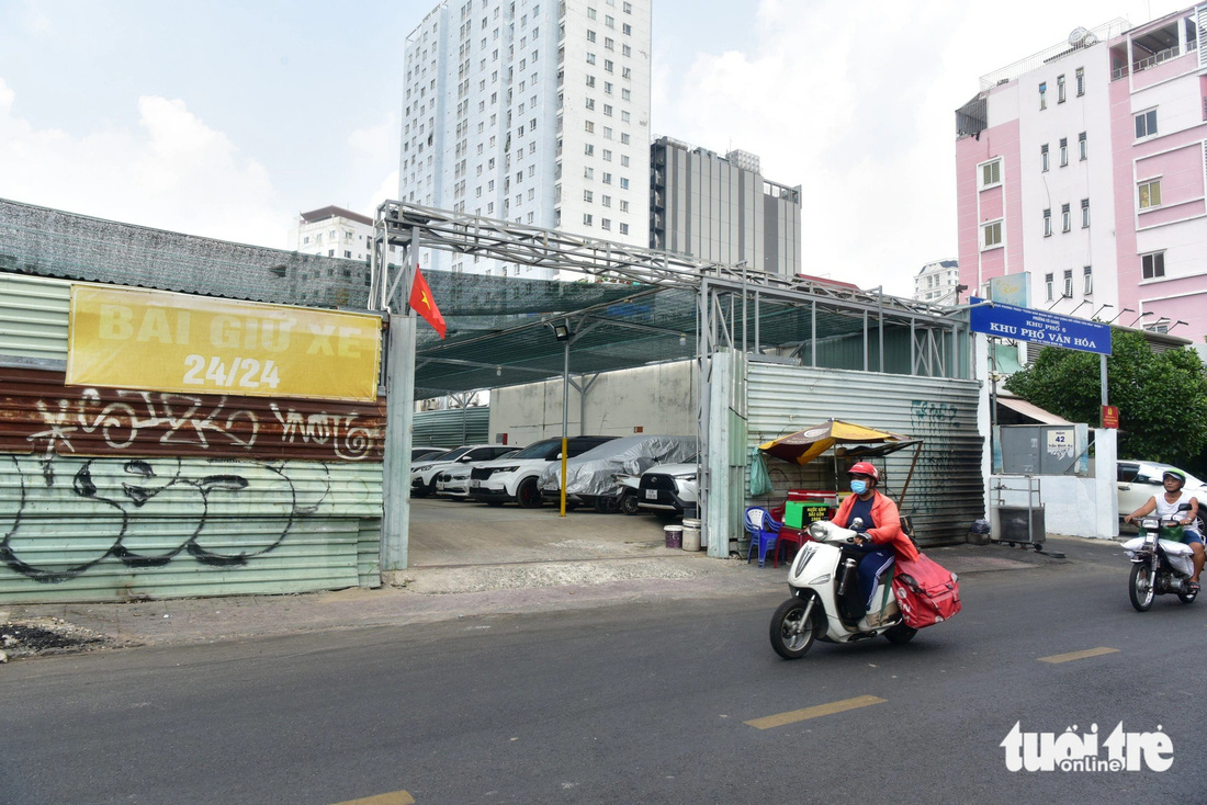 Tài sản là lô đất tại số 44 Trần Đình Xu (quận 1, TP.HCM) được chấm dứt ngăn chặn giao dịch, hiện là bãi giữ xe - Ảnh: T.T.D.