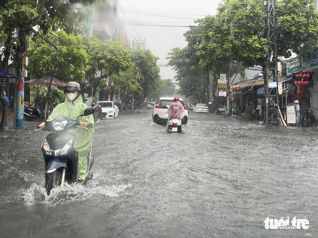 Đường Hải Phòng ngập trong sáng 17-5 - Ảnh: BÁ DŨNG