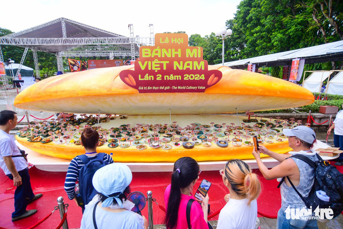 Khách quốc tế thích thú với lễ hội bánh mì Việt Nam