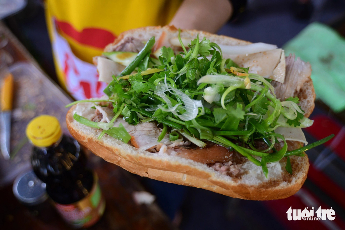 Bánh mì Việt Nam với đặc trưng thịt heo, nước xốt cùng nhiều hành lá chinh phục thực khách quốc tế