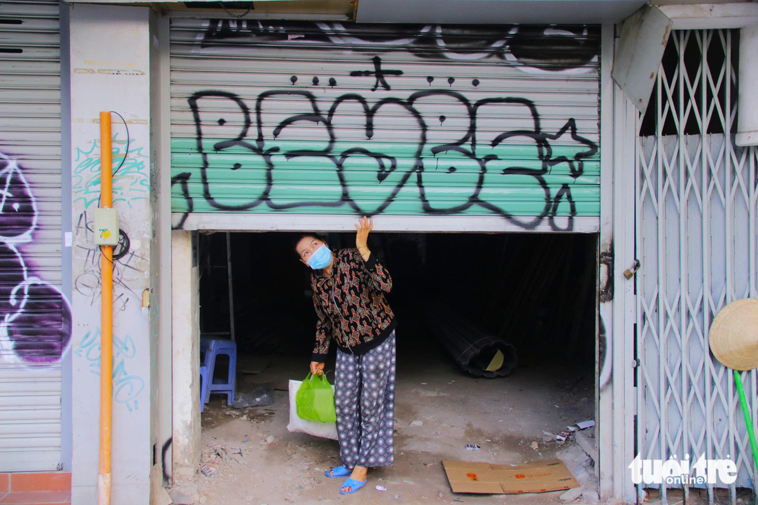 Chủ nhà trên tuyến đường Lê Lợi (quận 1, TP.HCM) bức xúc khi cửa kéo nhà mình bị xịt sơn trộm - Ảnh: TIẾN QUỐC
