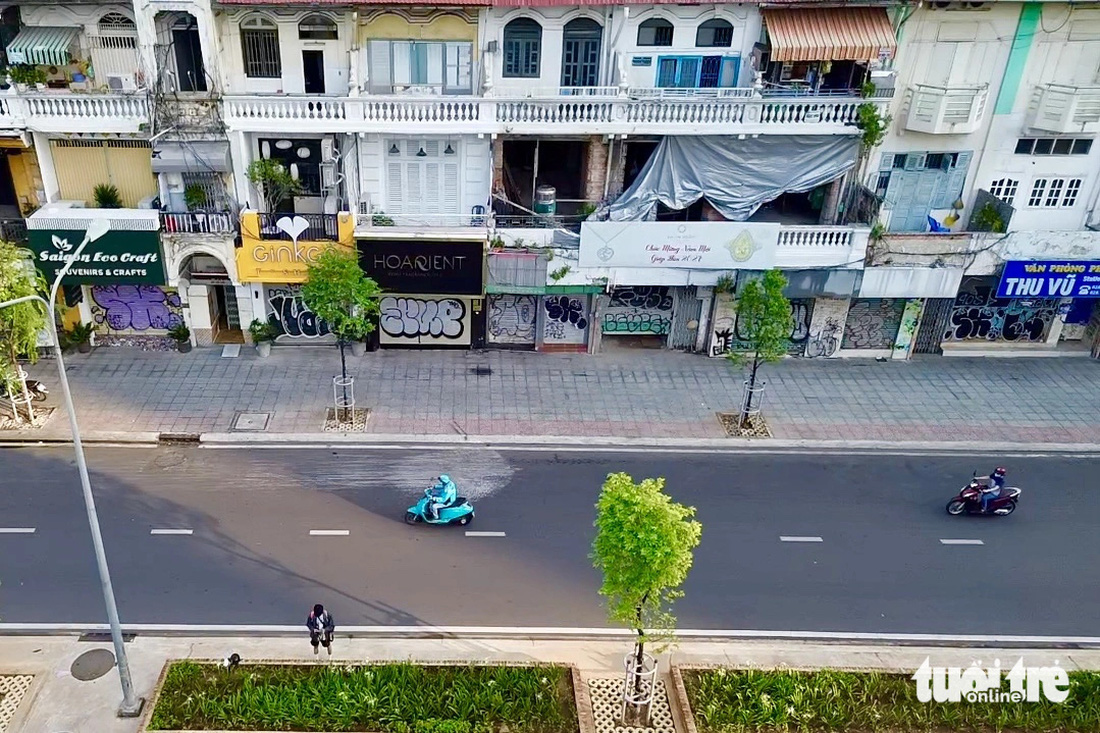 Dọc tuyến đường Lê Lợi có hơn 50 nhà có cánh cửa kéo bằng tôn phủ kín hình vẽ theo kiểu graffiti (tranh vẽ loại hình nghệ thuật đường phố) lớn nhỏ - Ảnh: TIẾN QUỐC 