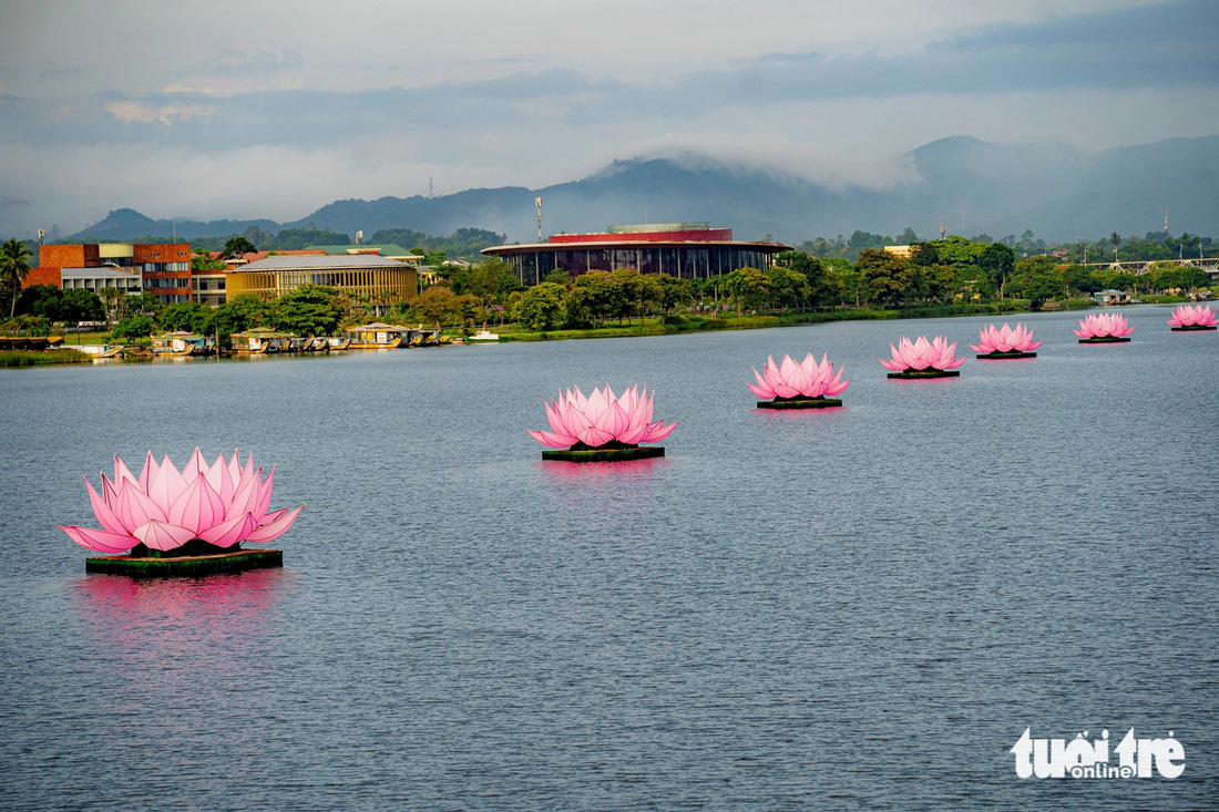 Bảy đóa hoa sen khổng lồ được hạ thủy trên sông Hương, trở thành điểm nhấn thú vị ở Huế mùa Phật đản - Ảnh: LÊ ĐÌNH HOÀNG