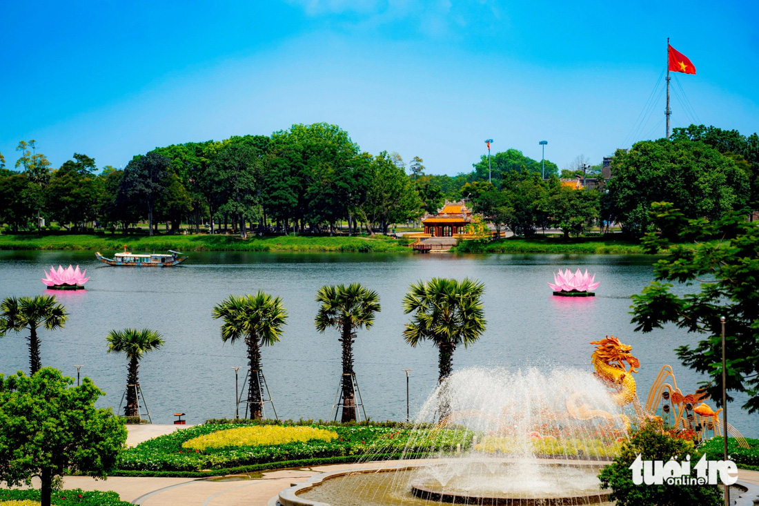 Hoa sen khổng lồ trên sông Hương trước mặt bến Nghinh Lương Đình. Phía xa xa chính là Kỳ Đài nằm trước Hoàng cung Huế uy nghi - Ảnh: LÊ ĐÌNH HOÀNG