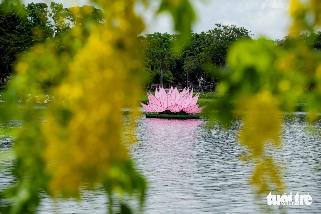 Mỗi hoa sen có đường kính 7,6 mét, cao gần 4 mét, trọng lượng 3 tạ mỗi đóa được hạ thủy trên sông Hương - Ảnh: LÊ ĐÌNH HOÀNG