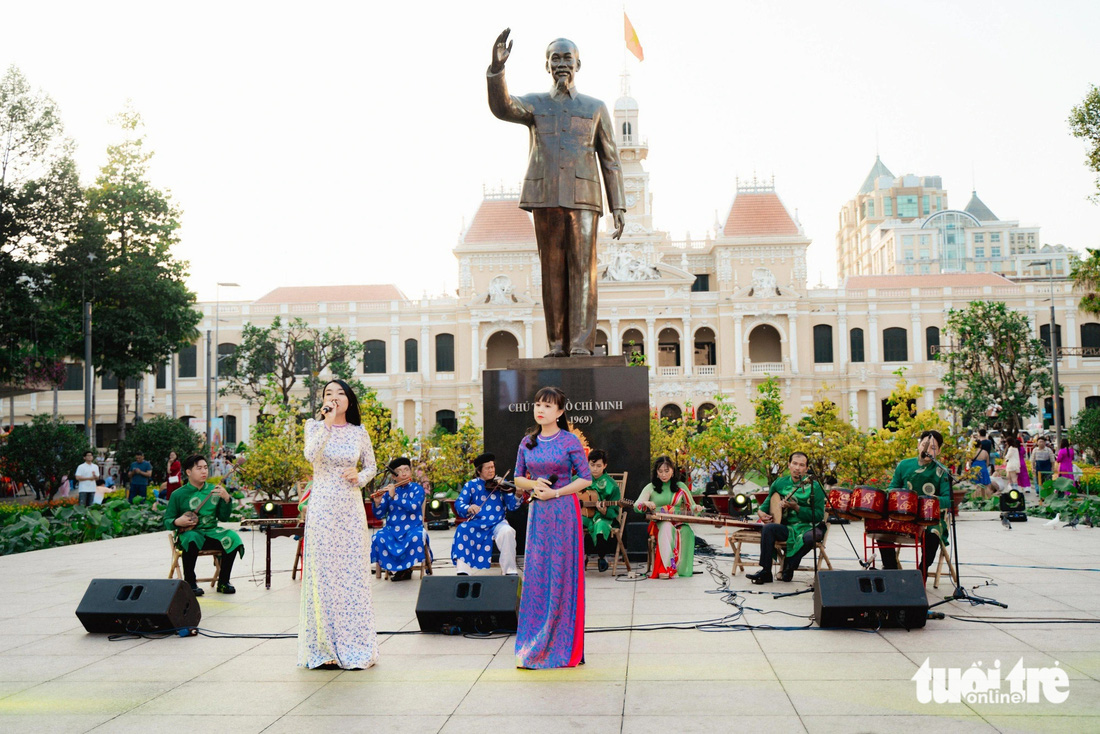 Tượng đài Chủ tịch Hồ Chí Minh tại trung tâm phố đi bộ Nguyễn Huệ, là một trong những biểu tượng quan trọng của TP.HCM - Ảnh: THANH HIỆP