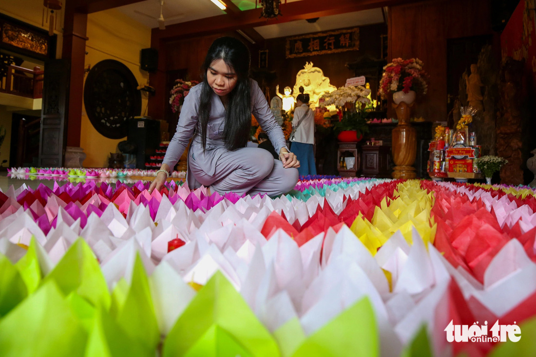 Ngày 18-5 (11-4 âm lịch), nhiều tình nguyện viên đến chùa Pháp Hoa để hỗ trợ công tác chuẩn bị cho lễ thả hoa đăng vào 18h ngày 19-5