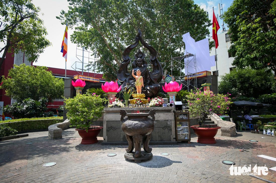 Tại đài tưởng niệm Bồ tát Thích Quảng Đức, hàng chục tăng ni, Phật tử tất bật trang hoàng cờ Phật giáo, hoa sen kỷ niệm 61 năm Bồ tát Thích Quảng Đức vị pháp thiêu thân (1963-2024), kính mừng Phật đản
