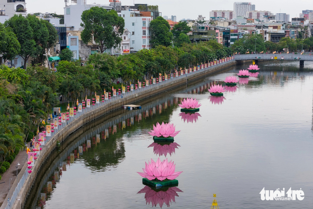 7h sáng ngày mùng 5-4 âm lịch, Quan Âm Tu Viện (quận Phú Nhuận) hạ thủy 7 đóa sen trên kênh Nhiêu Lộc - Thị Nghè. 7 hoa sen là biểu tượng cho 7 bước đi của Đức Phật lúc đản sinh