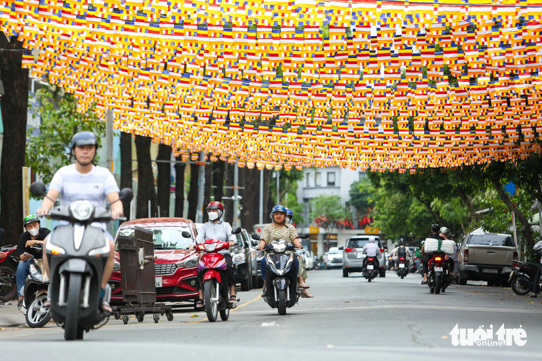 Dịp này, các con đường quanh các chùa lớn cũng rực rỡ cờ hoa