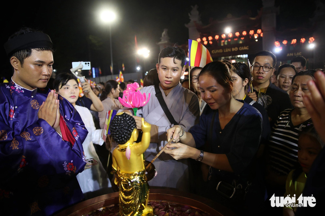 Phật tử tham gia tắm Phật tại Việt Nam Quốc Tự (quận 10)