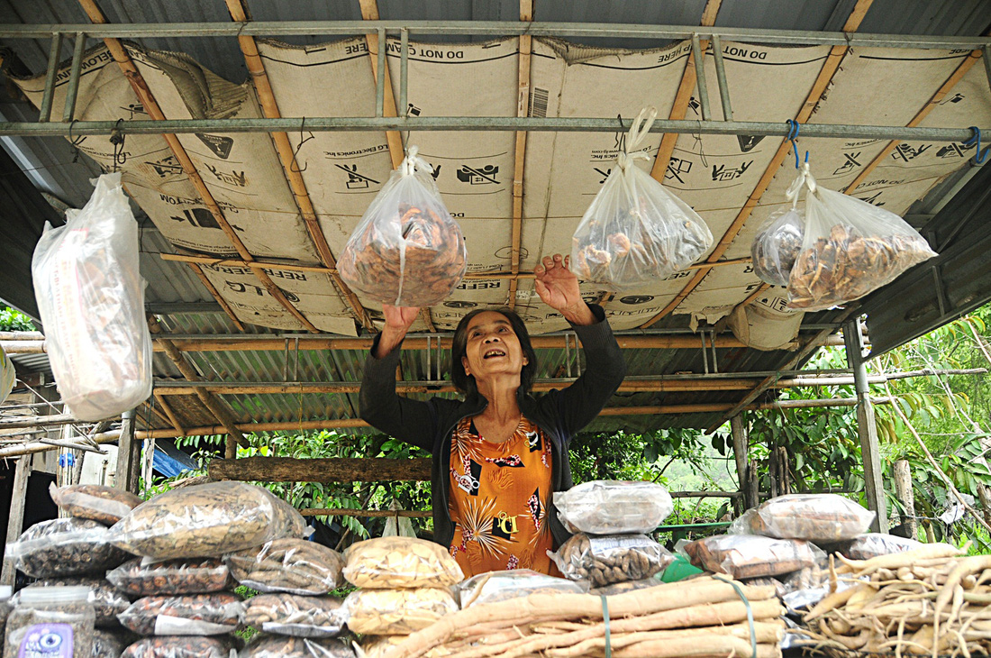 Bà Ngô Thị Bốn, người dân vùng Bến Giằng (Quảng Nam), bán nông sản vùng cao trên đường Hồ Chí Minh. Con đường đã đổi thay số phận người dân vùng heo hút