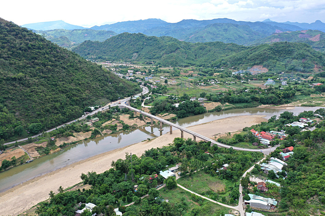 Cây cầu nối đôi bờ sông nằm trên đường Trường Sơn cũ từng là tọa độ bị ném bom dữ dội của Mỹ (nay là đường Hồ Chí Minh) qua huyện Nam Giang, tỉnh Quảng Nam