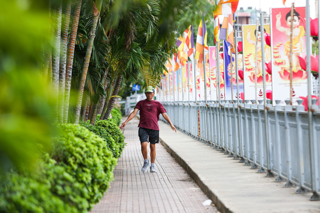 Người dân tập thể dục ven kênh Nhiêu Lộc - Thị Nghè với cờ hoa rực rỡ