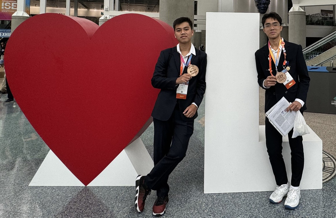 Quốc Bảo (phải) và Tuấn Hy tại Hội thi khoa học kỹ thuật quốc tế (ISEF) 2024 - Ảnh: Đoàn Việt Nam cung cấp