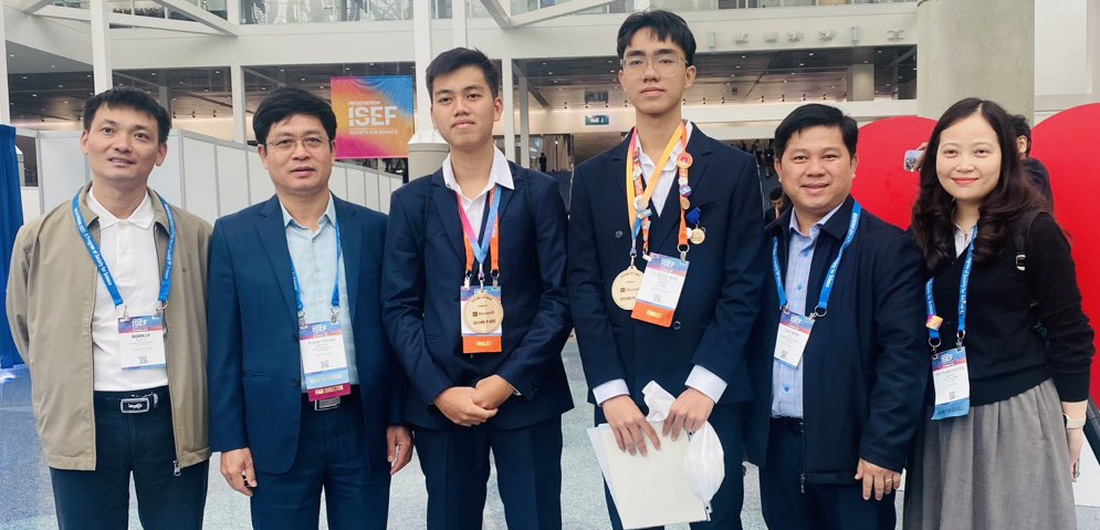 Quốc Bảo và Tuấn Hy (thứ 3 và thứ 4 từ phải sang) cùng các thầy cô đoàn Việt Nam tại Hội thi khoa học kỹ thuật quốc tế 2024 - Ảnh: Đoàn Việt Nam cung cấp