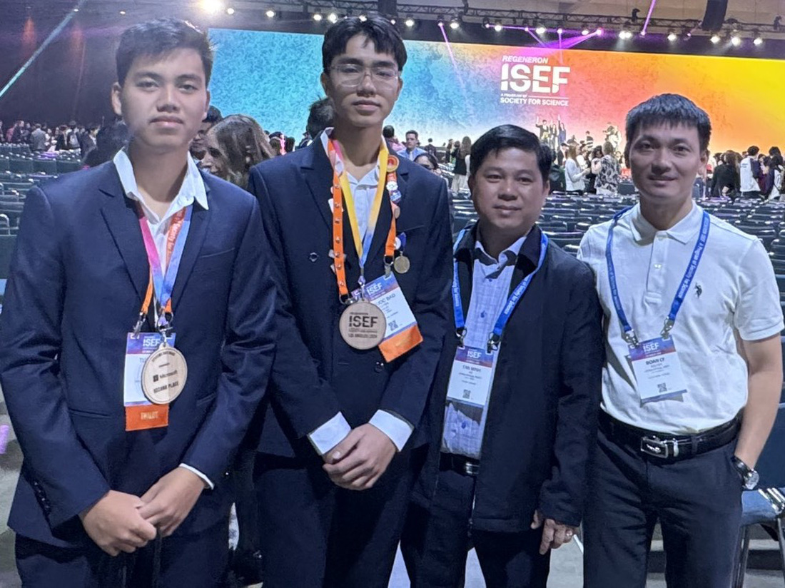 Đoàn học sinh và giáo viên TP.HCM tham dự Hội thi khoa học kỹ thuật quốc tế 2024 - Ảnh: Đoàn Việt Nam cung cấp