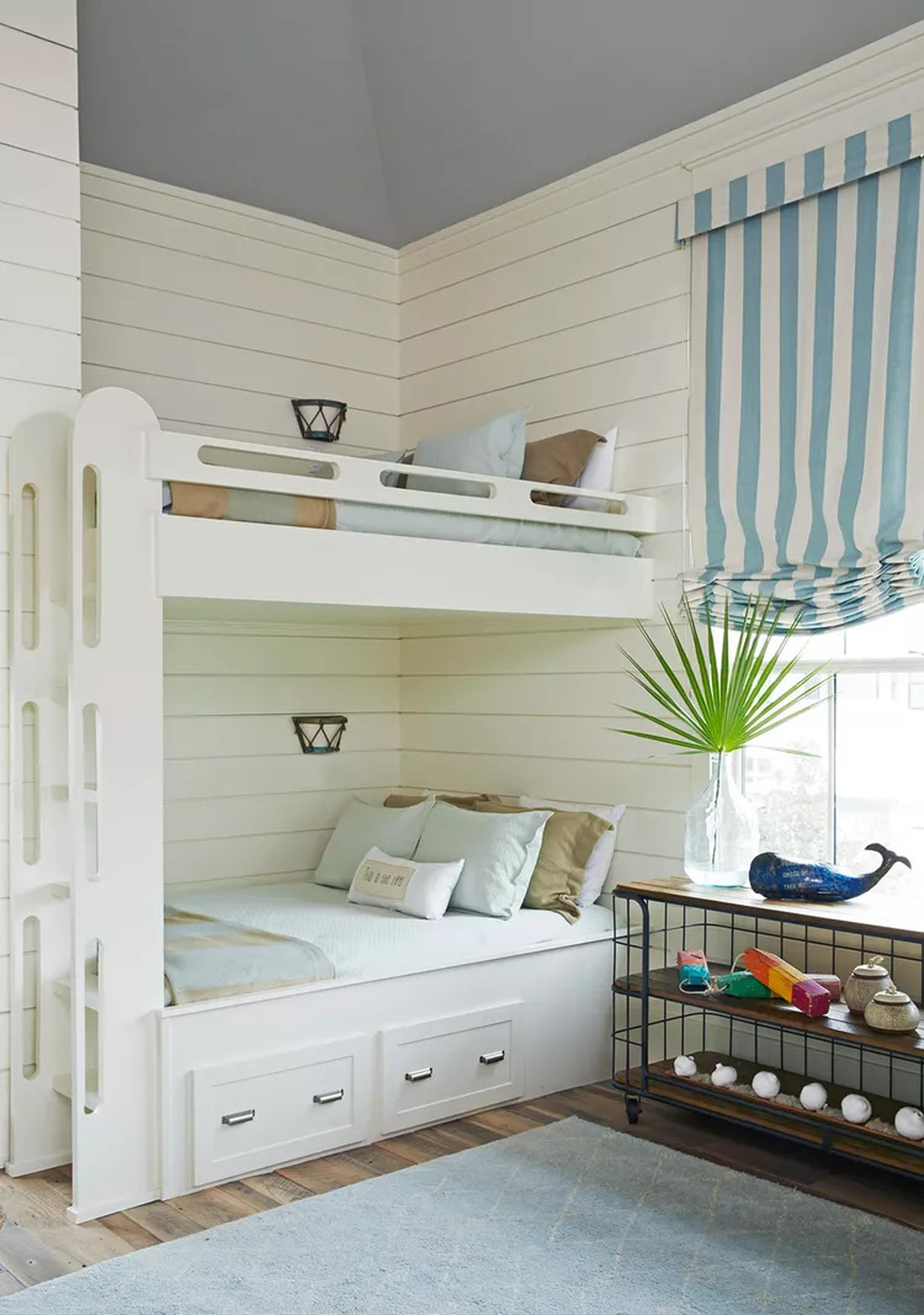 Chiếc giường tầng tiết kiệm không gian này là một ý tưởng tuyệt vời cho phòng ngủ chung nhỏ - Ảnh: BHG