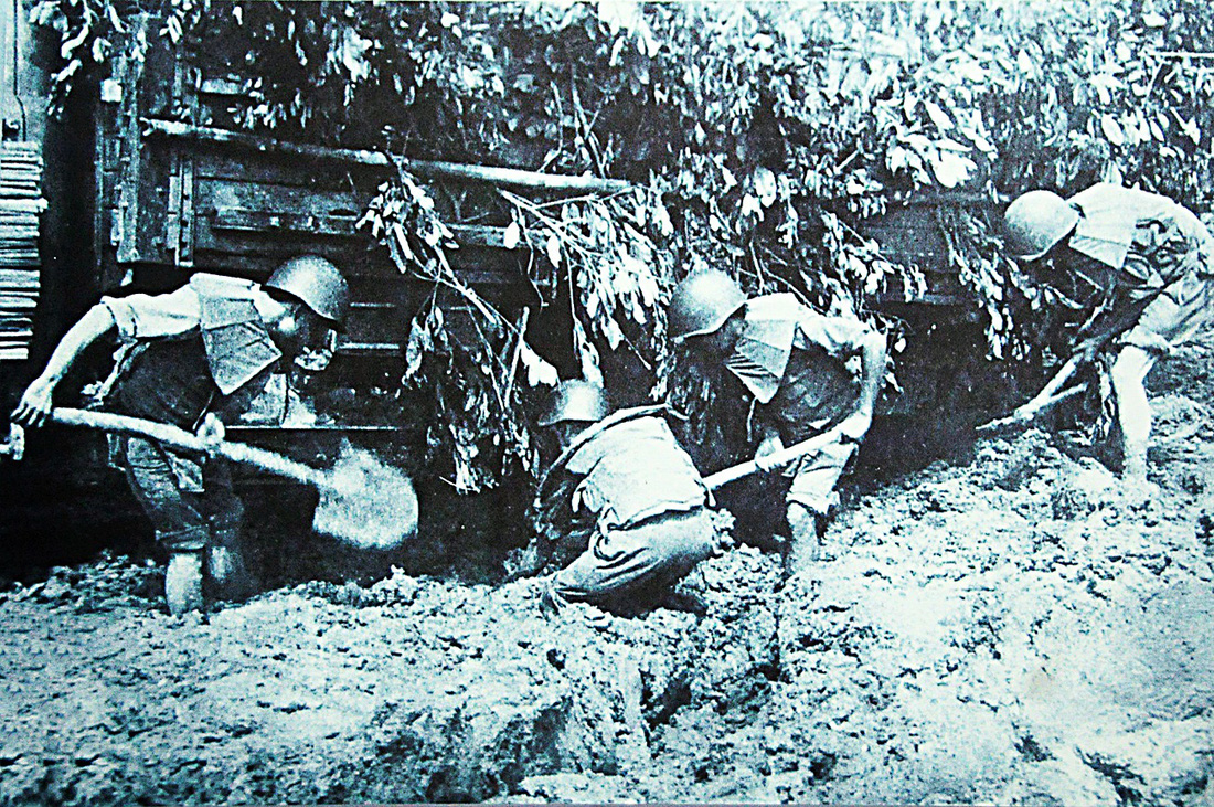 Những người lính Binh trạm 41 chống lầy cho ô tô vận tải phục vụ chiến trường - Ảnh: chụp lại từ Bảo tàng Quảng Nam
