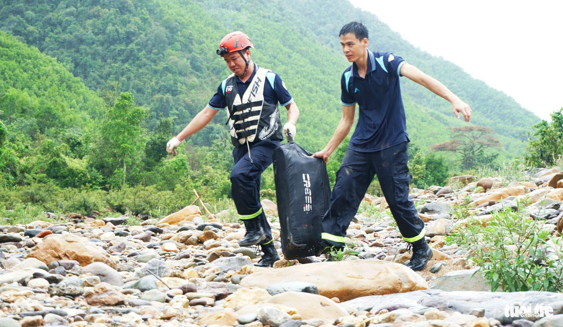 Khiêng những túi dụng cụ nặng trịch qua "cánh đồng đá" để luyện tập 