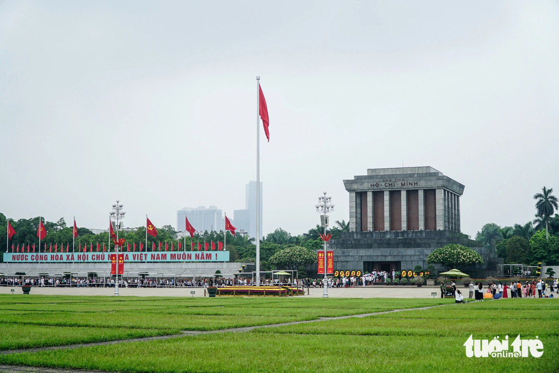 Hàng ngàn người dân xếp hàng để vào lăng viếng Chủ tịch Hồ Chí Minh nhân sinh nhật Người - Ảnh: NGUYỄN HIỀN