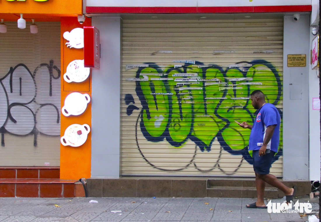 Hình vẽ theo kiểu graffiti (tranh vẽ loại hình nghệ thuật đường phố) dài hơn 1m tại đường Hồ Tùng Mậu - Ảnh: TIẾN QUỐC