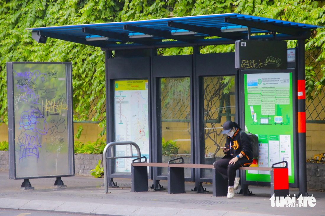 Tại trạm chờ xe buýt cũng không thoát khỏi vết sơn, ngòi bút màu của các đối tượng xấu - Ảnh: TIẾN QUỐC