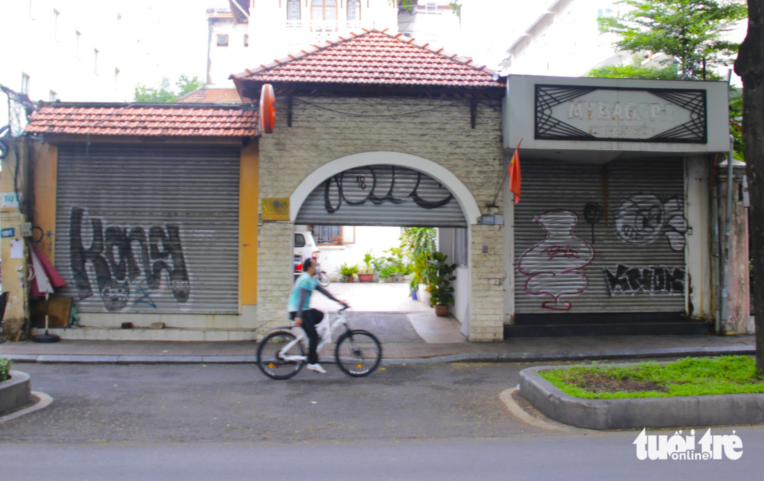 Một ngôi nhà có 3 tấm cửa kéo bằng tôn thì đều bị lấm lem vết sơn xịt bậy trên đường Pasteur - Ảnh: TIẾN QUỐC
