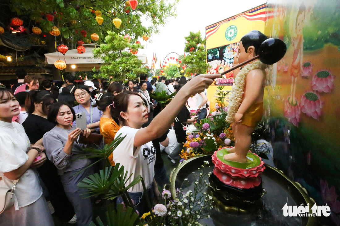 Mặc dù 18h30 mới diễn ra đại lễ nhưng từ 17h, nhiều người dân đã có mặt ở khuôn viên chùa để tham gia tắm Phật - một hoạt động không thể thiếu khi viếng chùa dịp này 