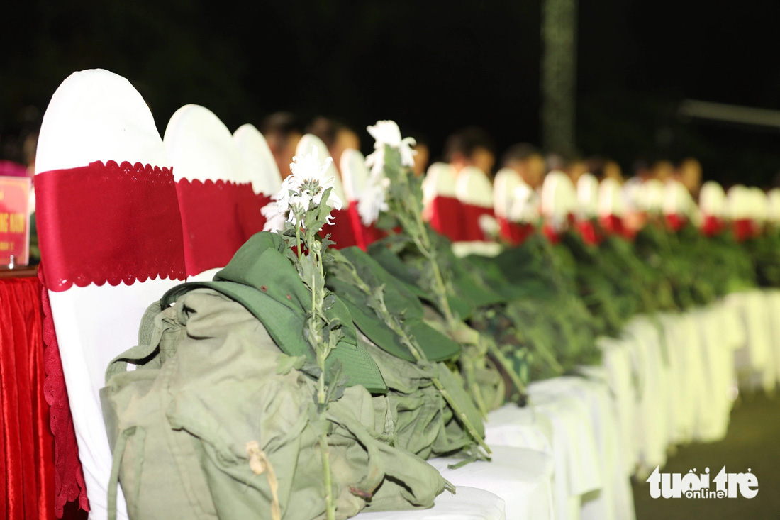Chương trình trang trọng dành hàng ghế đầu tiên với các ba lô chiến sĩ và nhành hoa tượng trưng cho các anh hùng, liệt sĩ - Ảnh: HOÀNG TÁO