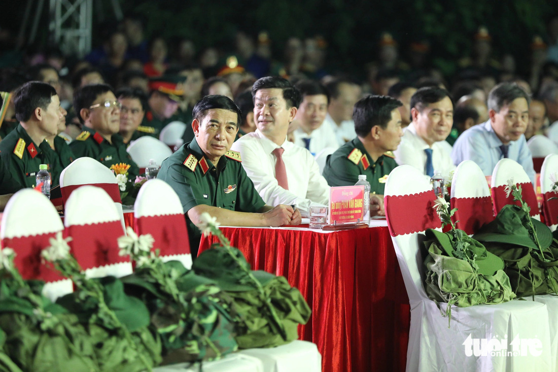 Chương trình có sự tham dự của Đại tướng Phan Văn Giang, bộ trưởng Bộ Quốc phòng - Ảnh: HOÀNG TÁO