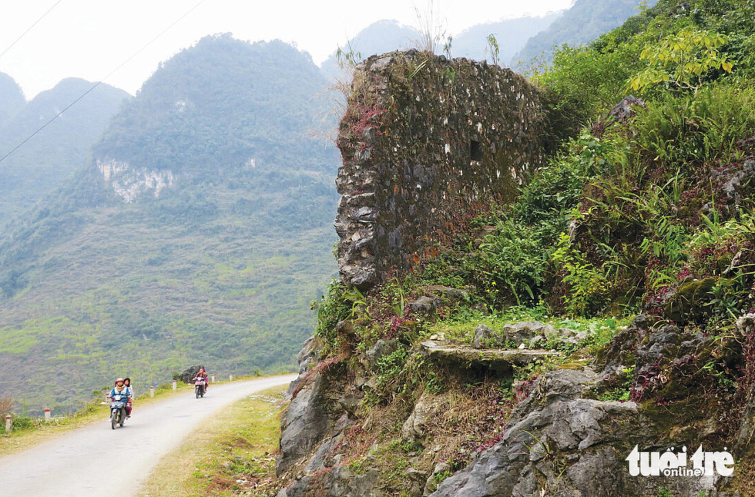 Tường thành Lũng Hồ cách đồn 2,5km được bố trí dựa vào điều kiện tự nhiên theo triền núi hai bên con đường độc đạo nối giữa Lũng Hồ và Yên Minh với mục đích kiểm soát hàng hóa, người ngựa trên khu vực này, báo động sẽ liên lạc về đồn - Ảnh: T.T.D.
