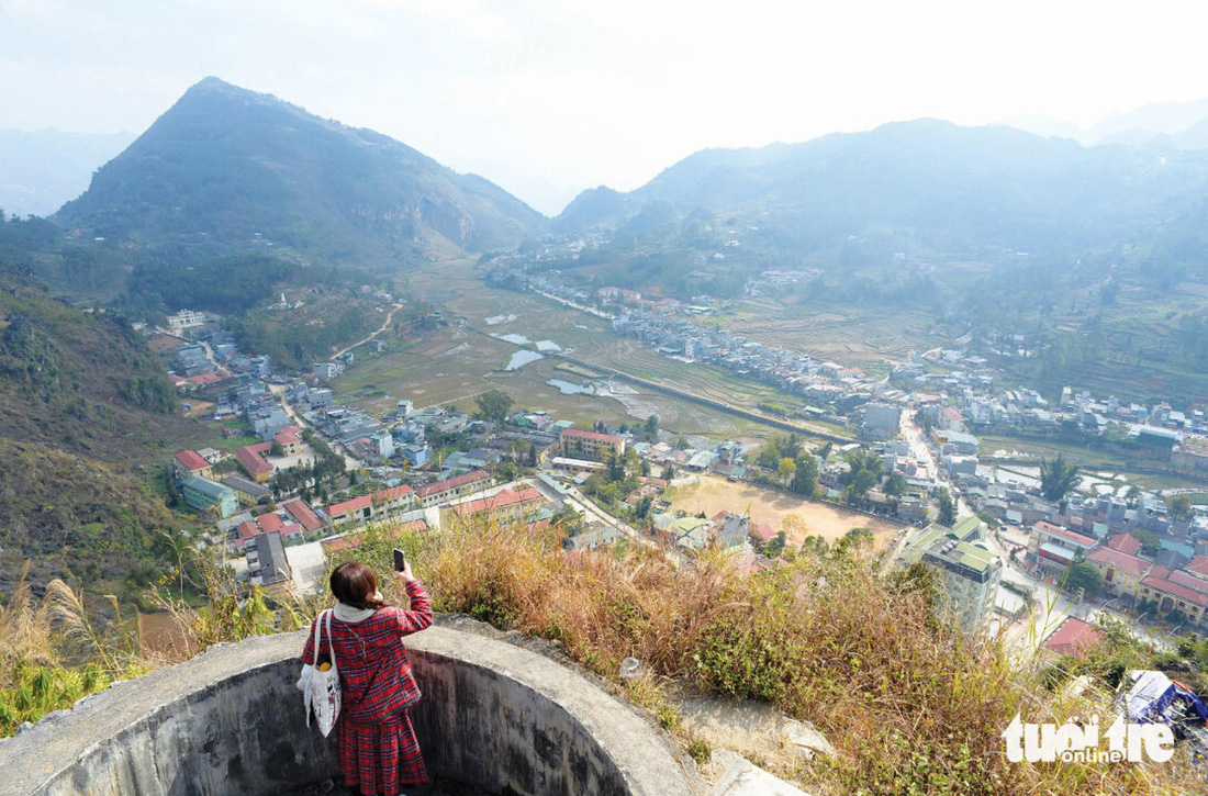 Trên đỉnh đồn Cao, du khách thấy một bức tranh toàn cảnh 360 độ khu vực thị trấn Đồng Văn - Ảnh: T.T.D.