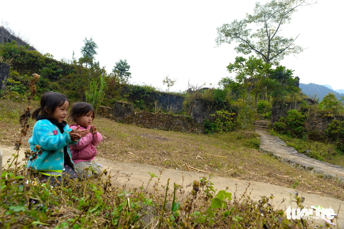 Trẻ con sống ở gần đồn Lũng Hồ (Yên Minh, Hà Giang) - Ảnh: T.T.D.
