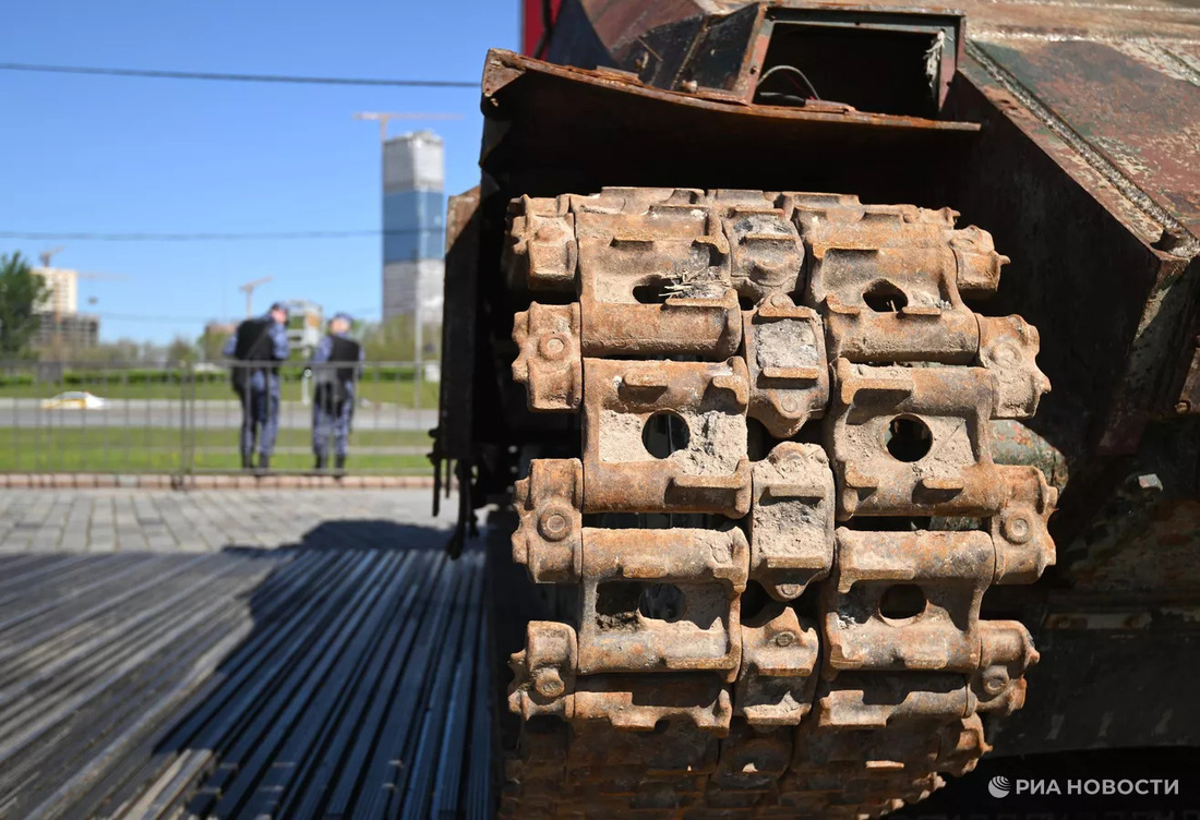 Phần xích khổng lồ của xe tăng hạng nặng Azovets, có kích thước khá lớn so với những bộ phận khác của nó. Xe tăng Azovets được Tập đoàn Azovets của Ukraine chế tạo và cho ra đời từ tháng 4-2015 - Ảnh: RIA NOVOSTI
