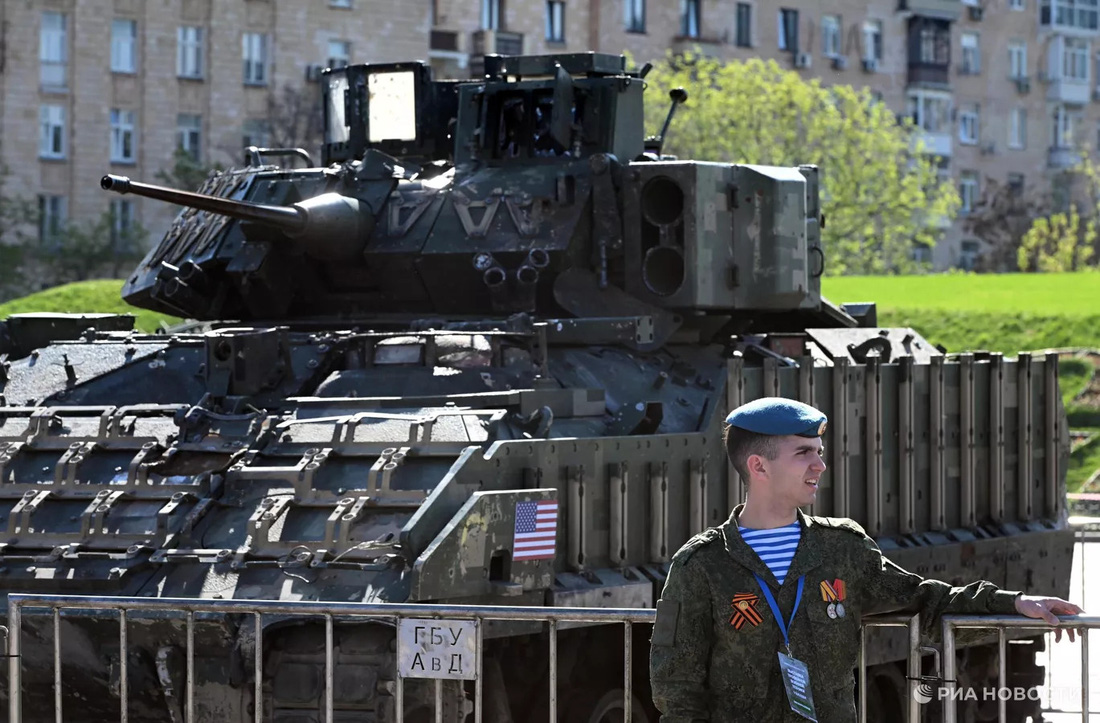 Xe tăng bộ binh M2 Bradley hay còn được biết đến với biệt danh "Sát thủ diệt tăng" của Mỹ được trưng bày ở thủ đô Matxcơva - Ảnh: RIA NOVOSTI