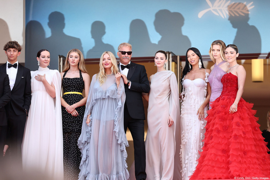 Đoàn phim Horizon: An American Saga trên thảm đỏ Liên hoan phim Cannes - Ảnh: GETTY IMAGES