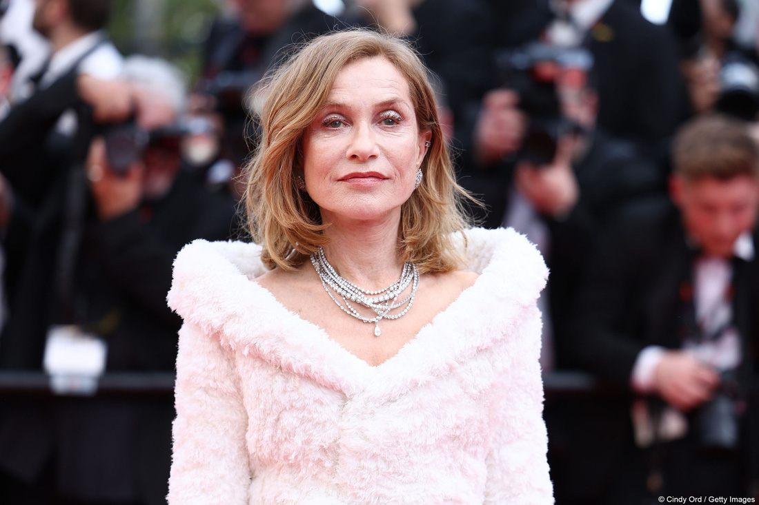 Hôm nay có rất nhiều nữ diễn viên kỳ cựu của điện ảnh thế giới đến tham dự, trong ảnh là bà Isabelle Huppert, bảo vật điện ảnh nước Pháp, 2 lần đoạt giải Nữ diễn viên chính xuất sắc nhất tại Liên hoan phim Cannes - Ảnh: GETTY IMAGES