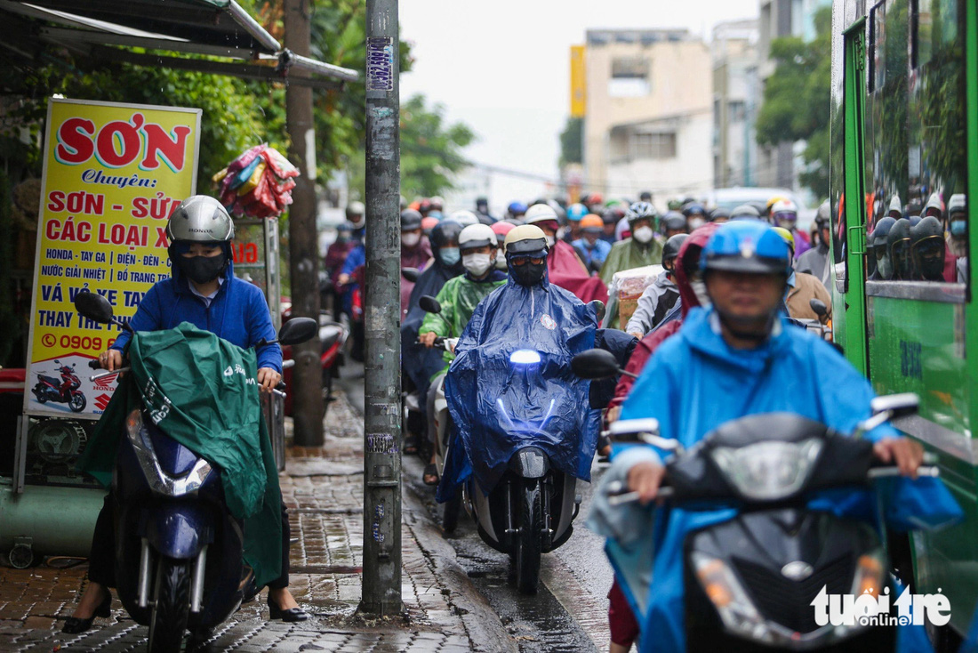 Các tuyến đường hướng về trung tâm TP.HCM bị ùn ứ, kèm theo mưa khiến người dân đi lại khó khăn - Ảnh: PHƯƠNG QUYÊN