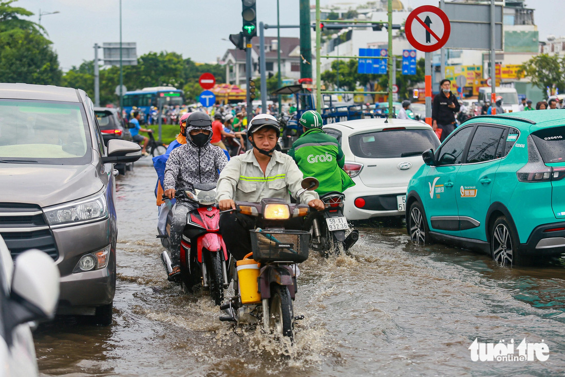 Đến 8h cùng ngày, tuy mưa đã tạnh nhưng nước vẫn còn ngập tại đường Kha Vạn Cân (đoạn giáp Phạm Văn Đồng, TP Thủ Đức) - Ảnh: CHÂU TUẤN