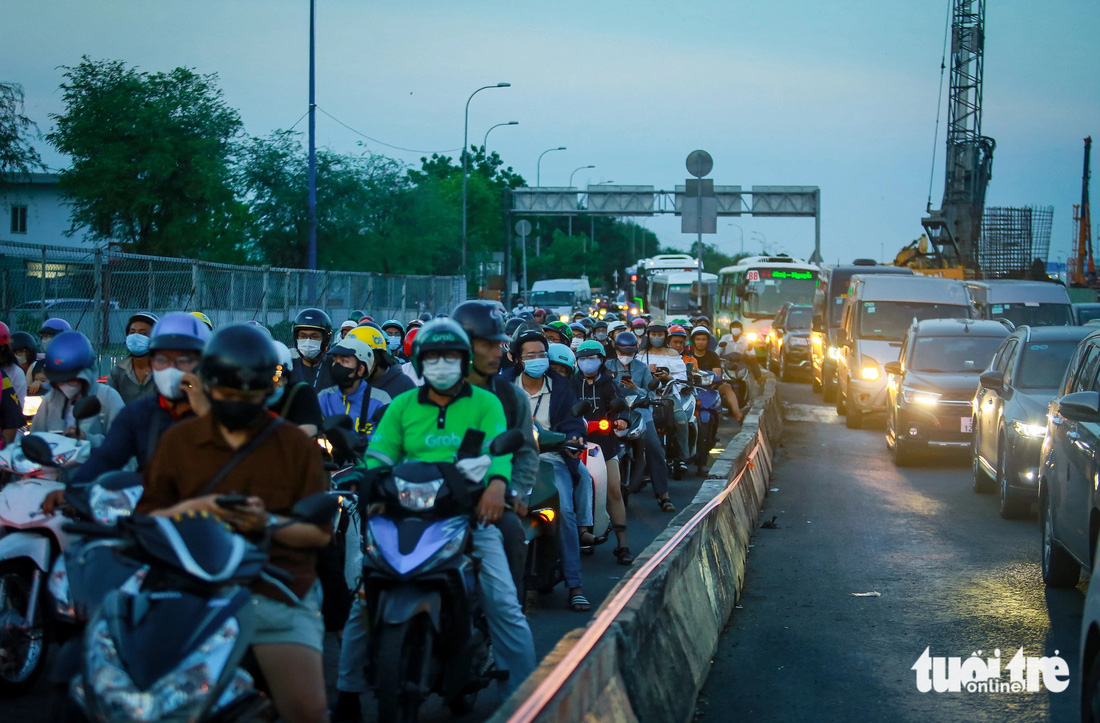 Nút giao An Phú là nơi tập trung đông xe cộ nên thường xuyên diễn ra tình trạng ùn ứ giao thông mỗi ngày, đặc biệt vào giờ cao điểm, dịp lễ, cuối tuần - Ảnh: CHÂU TUẤN