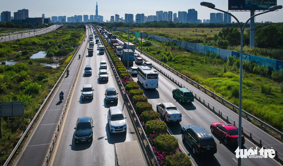 Đoạn đường dẫn cao tốc từ nút giao An Phú đến nút giao vành đai 2 TP.HCM dài 4km là đường đô thị do TP.HCM quản lý, vận hành. Hiện nay, TP.HCM đang tổ chức lập báo cáo nghiên cứu tiền khả thi để trình chủ trương đầu tư dự án - Ảnh: ĐỨC PHÚ