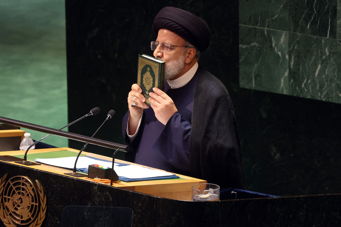 Tổng thống Iran Ebrahim Raisi hôn lên kinh Qur’an - văn bản quan trọng và thiêng liêng với người Hồi giáo - khi ông phát biểu tại Đại hội đồng Liên Hiệp Quốc ở Mỹ vào tháng 9-2023 - Ảnh: AFP