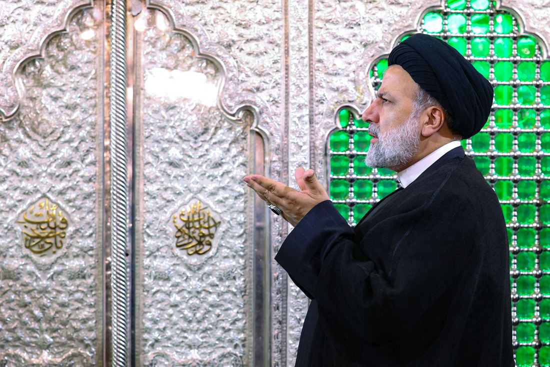 Tổng thống Iran Raisi cầu nguyện khi đến thăm một thánh đường ở Syria năm 2023 - Ảnh: AFP