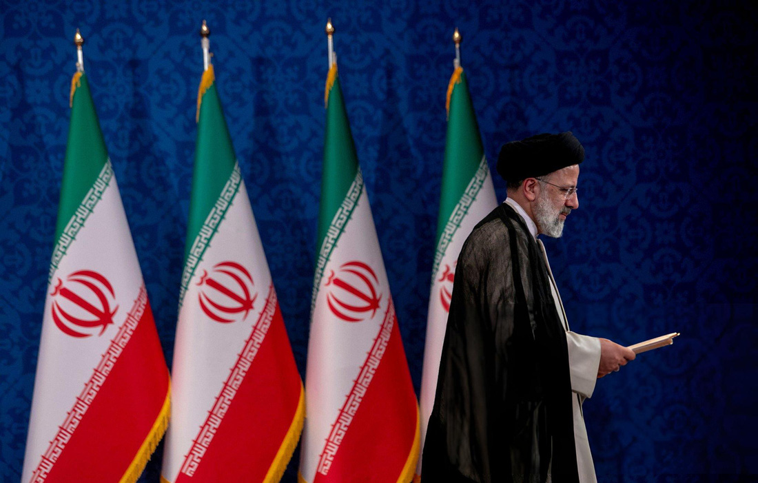 Ông Raisi rời khỏi một cuộc họp báo tháng 6-2021 sau khi đắc cử tổng thống Iran - Ảnh: GETTY