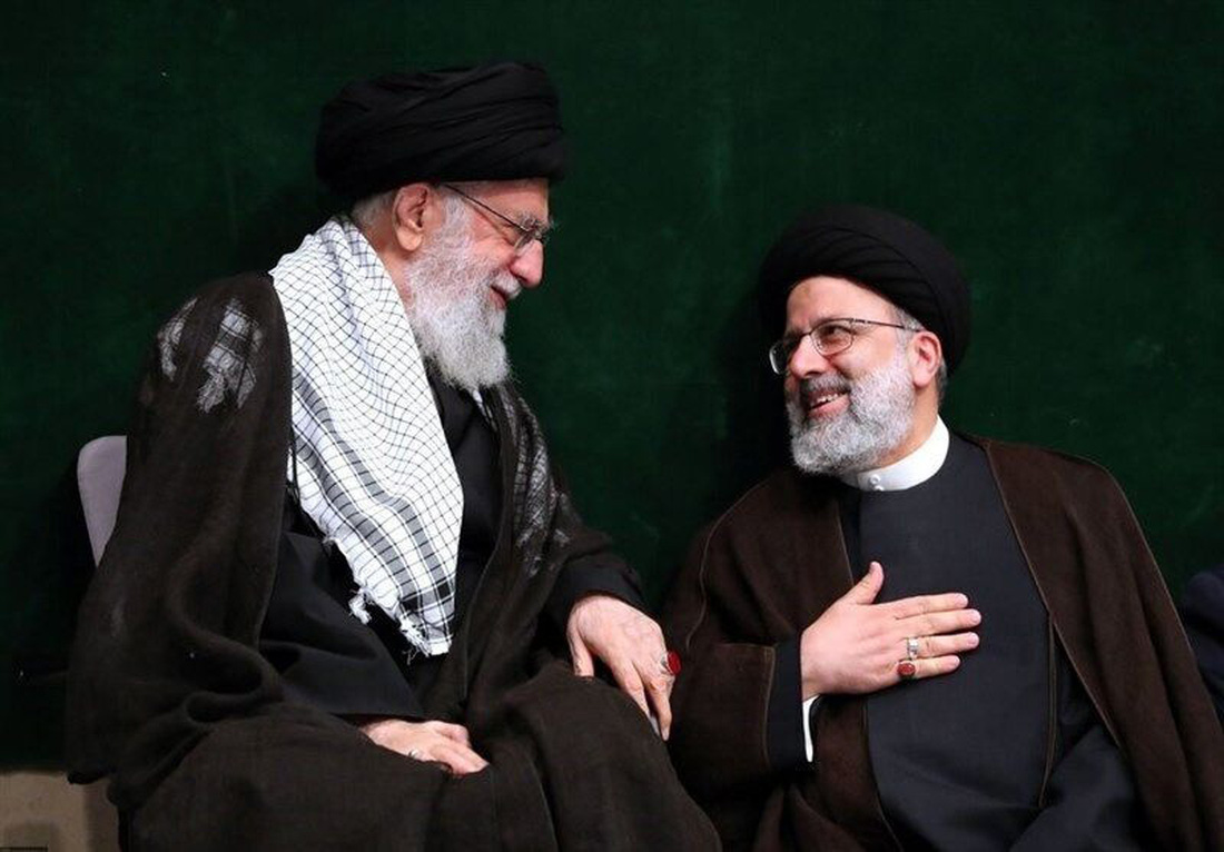 Lãnh đạo tối cao Iran Ali Khamenei (trái) nói chuyện với Tổng thống Raisi vào tháng 2-2023 - Ảnh: ISNA
