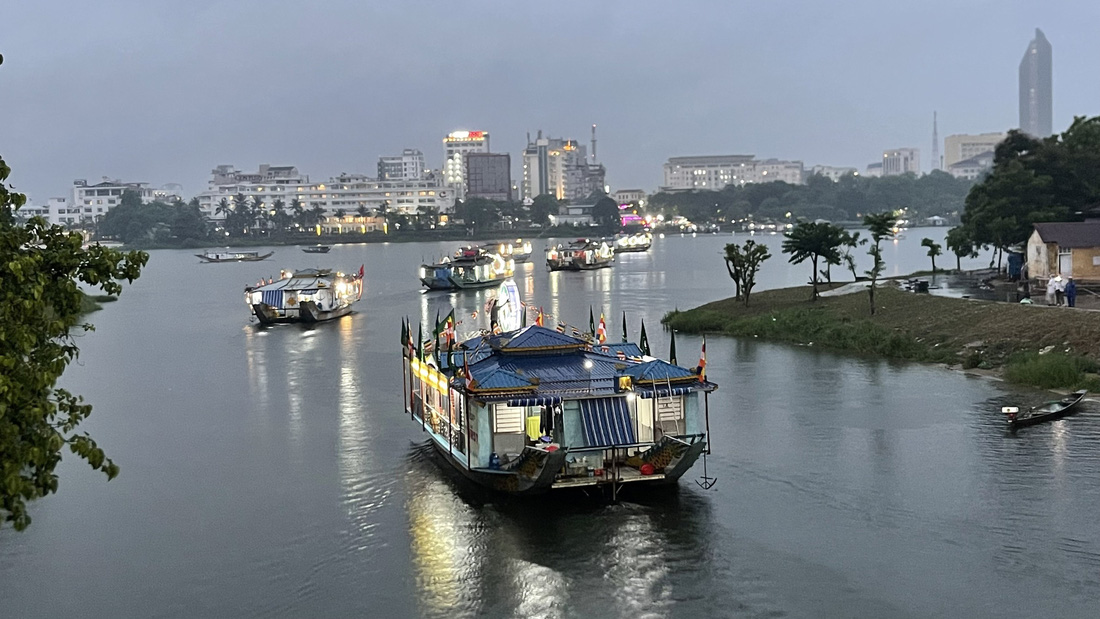 Đoàn thuyền rước mừng Phật đản trên sông Hương - Ảnh: BẢO PHÚ