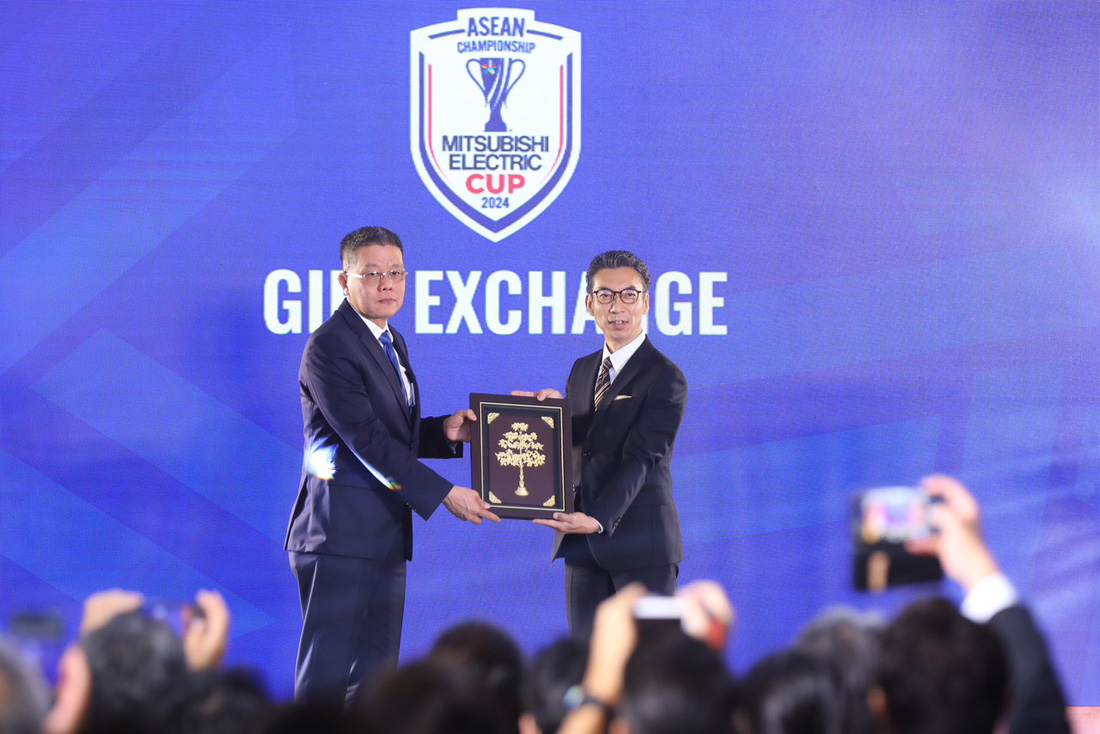 Chủ tịch Liên đoàn bóng đá Đông Nam Á Khiev Sameth tặng quà tri ân cho nhà tài trợ Mitsubishi - Ảnh: HOÀNG TÙNG